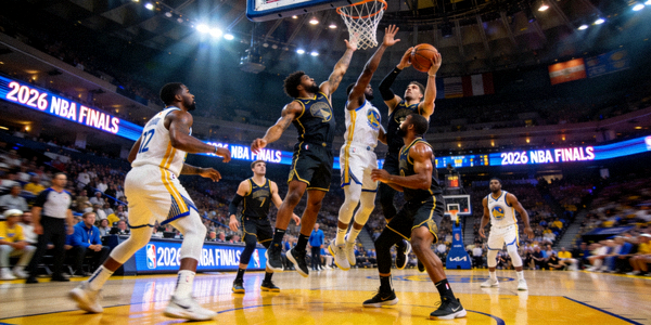 2026赛季NBA总决赛潜在对决场景 - 球员在篮下激烈对抗